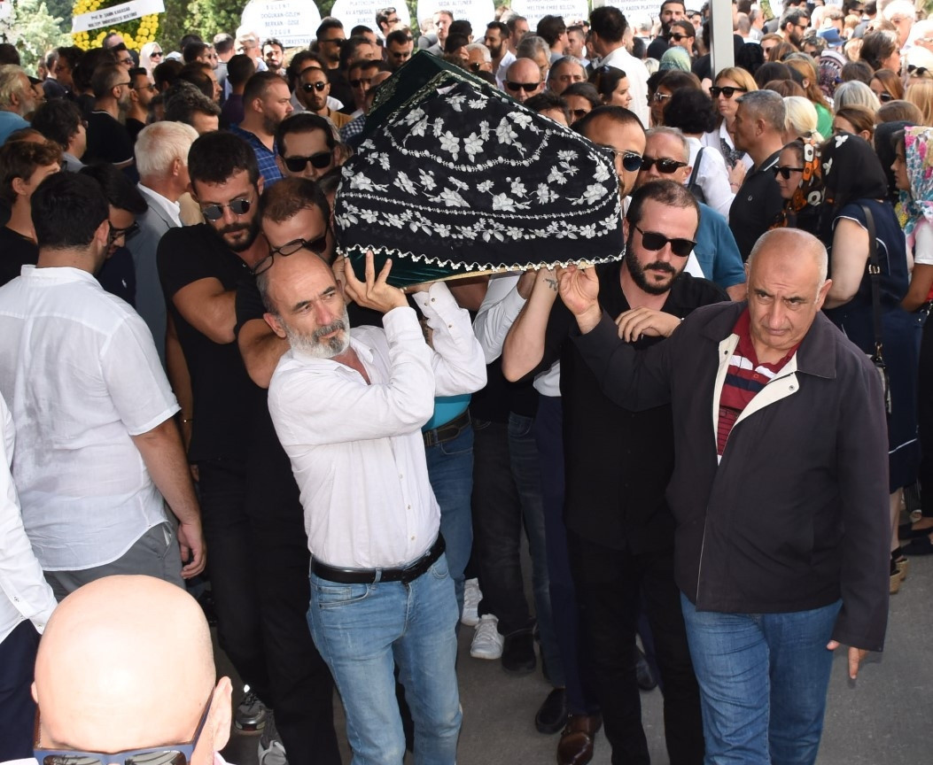 Özgür Arası dostları yalnız bırakmadı