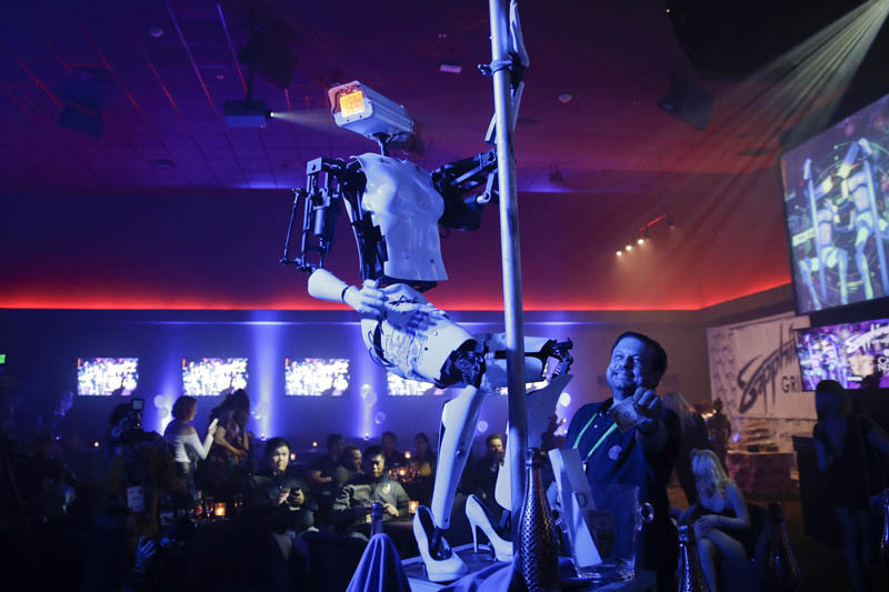 Striptizci robotlar sahnede