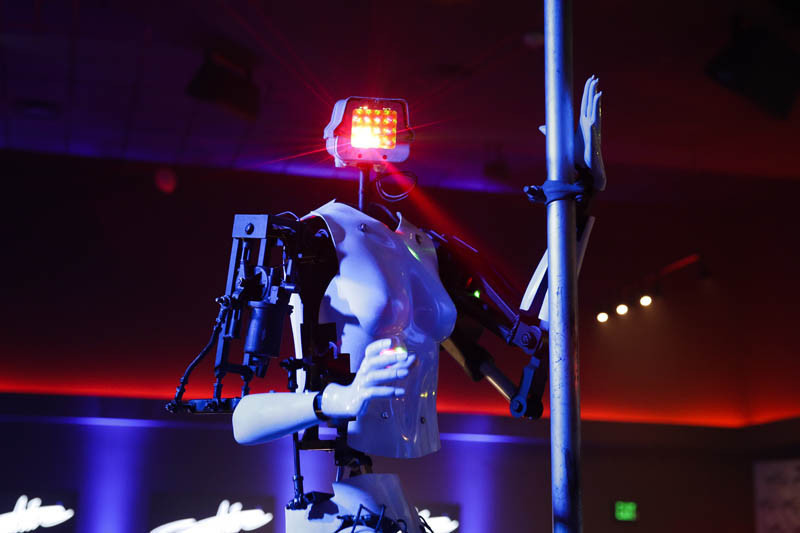 Striptizci robotlar sahnede