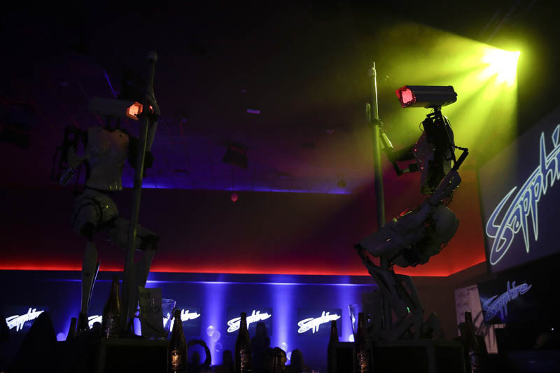 Striptizci robotlar sahnede