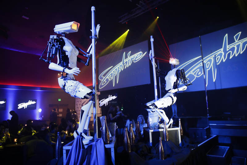 Striptizci robotlar sahnede