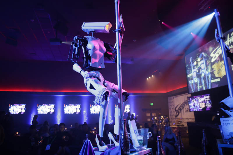 Striptizci robotlar sahnede