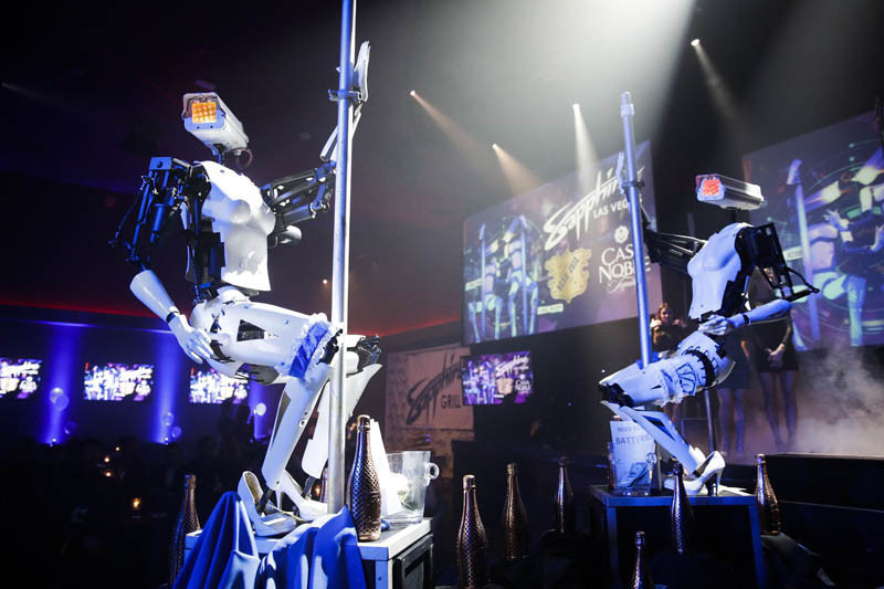 Striptizci robotlar sahnede