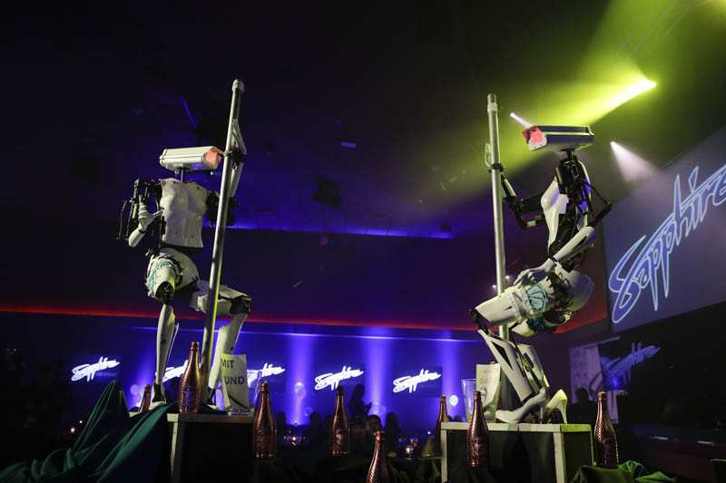 Striptizci robotlar sahnede