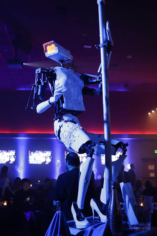 Striptizci robotlar sahnede