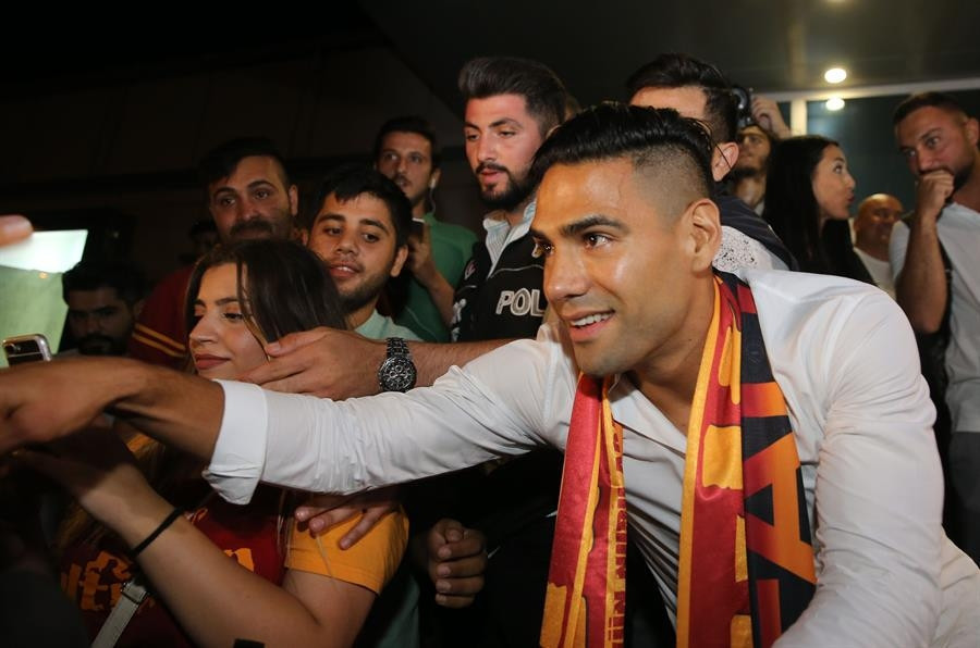 Terimsiz Galatasaray sahaya iniyor Radamel Falcao...