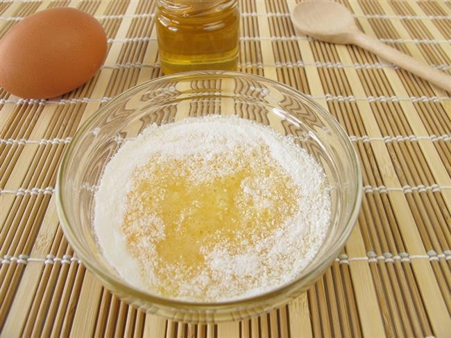 Çiğ yumurta ve zeytinyağı Çiğ yumurta ve zeytinyağı