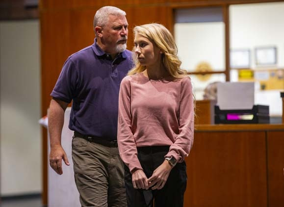 Bebeğini diri diri yaktı Duruşma salonuna böyle geldi