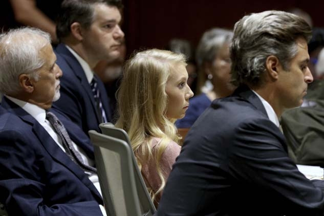 Bebeğini diri diri yaktı Duruşma salonuna böyle geldi