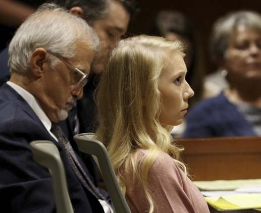 Bebeğini diri diri yaktı Duruşma salonuna böyle geldi