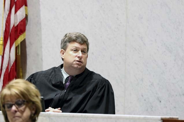 Bebeğini diri diri yaktı Duruşma salonuna böyle geldi