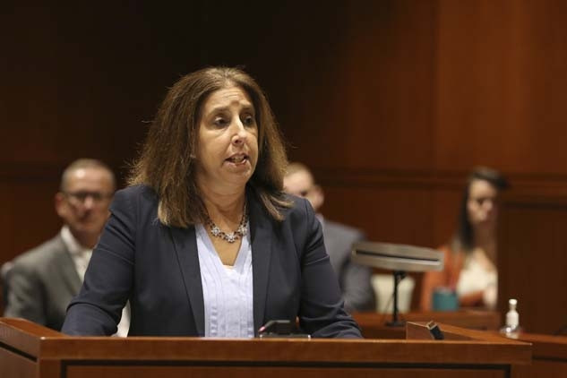 Bebeğini diri diri yaktı Duruşma salonuna böyle geldi