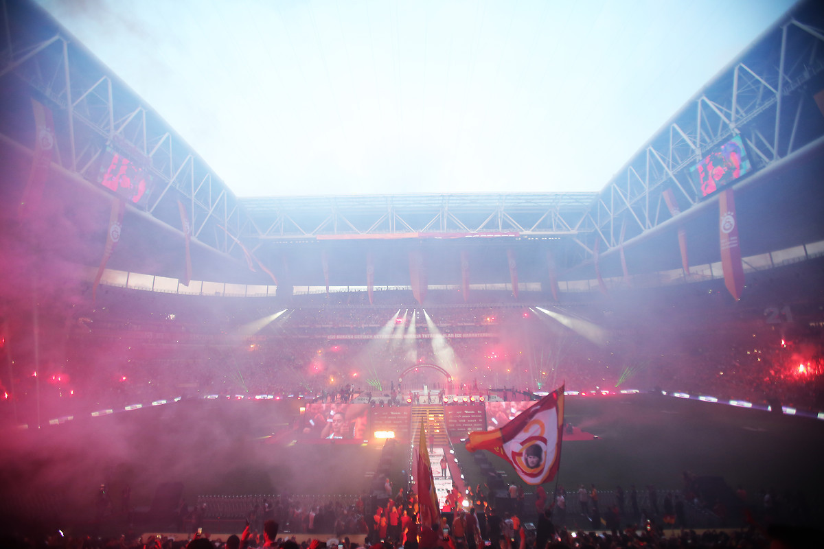 Galatasaraydan tarihi karar TT Stadyumunda...