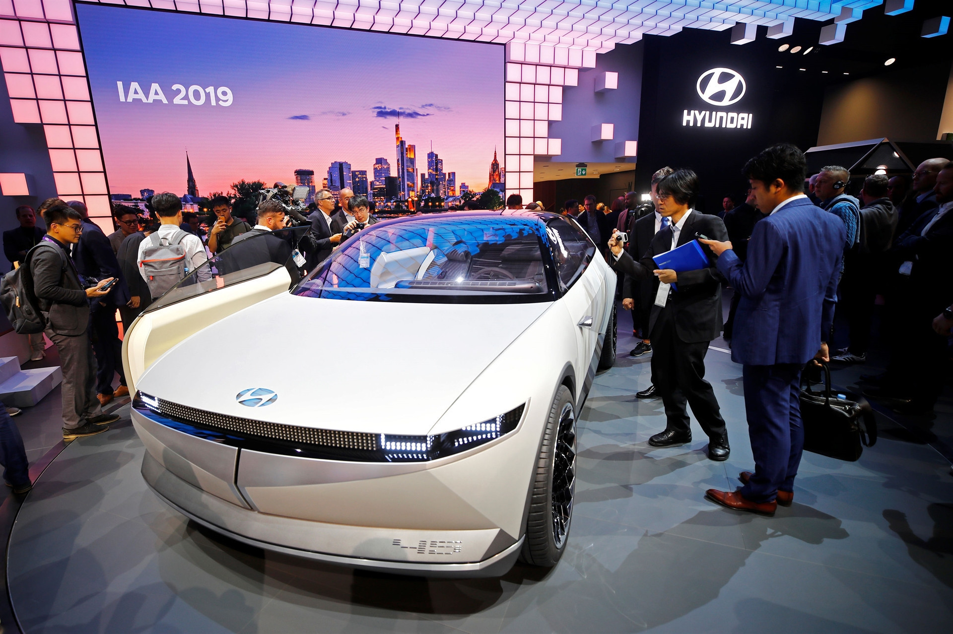 Dev fuara sayılı günler kaldı İşte yeni otomobillerin ilk görüntüleri