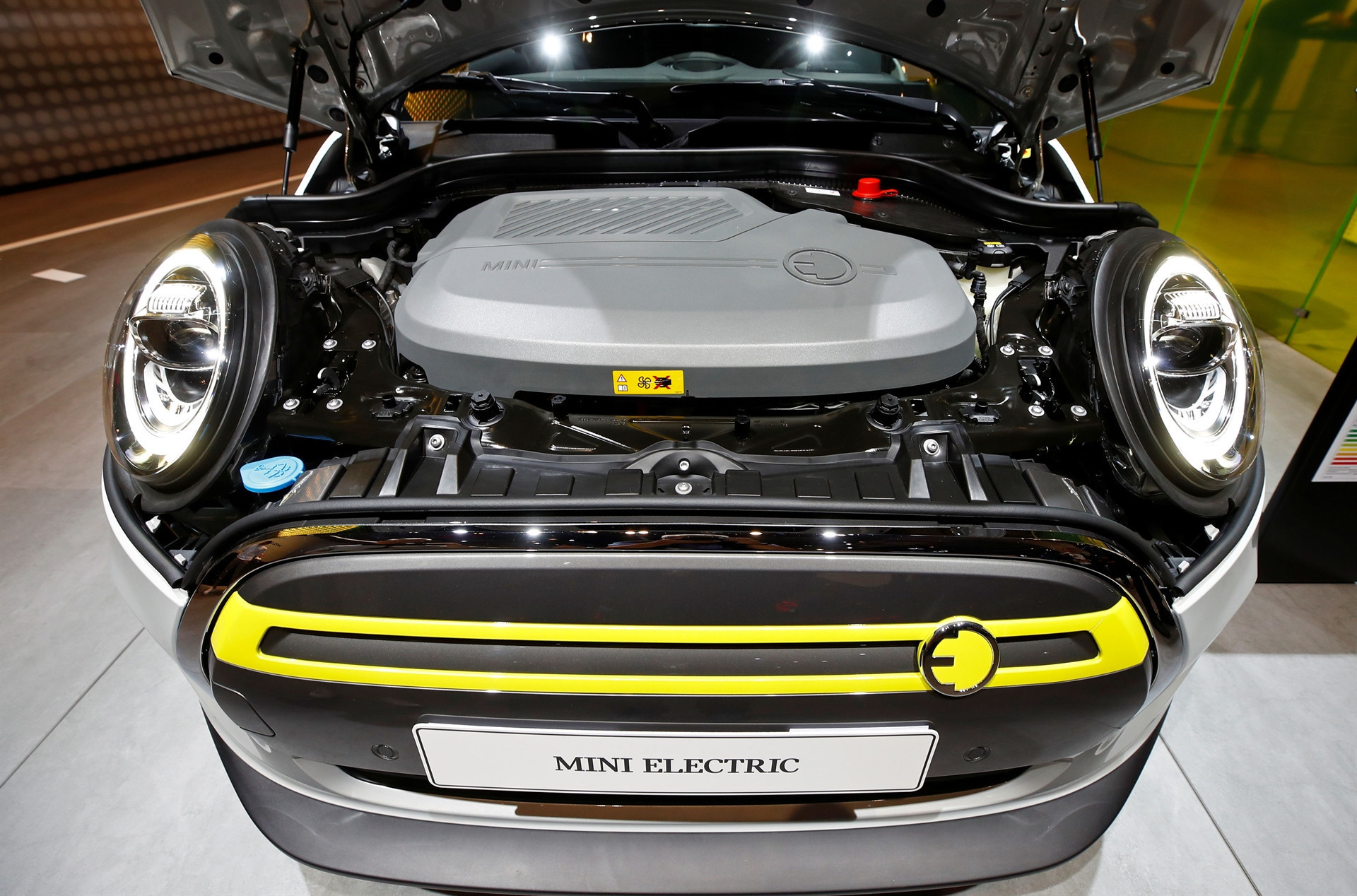 Dev fuara sayılı günler kaldı İşte yeni otomobillerin ilk görüntüleri