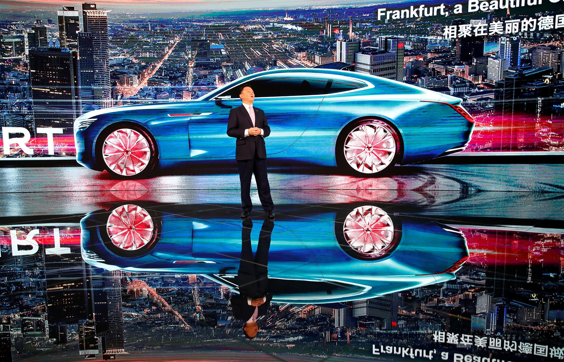 Dev fuara sayılı günler kaldı İşte yeni otomobillerin ilk görüntüleri