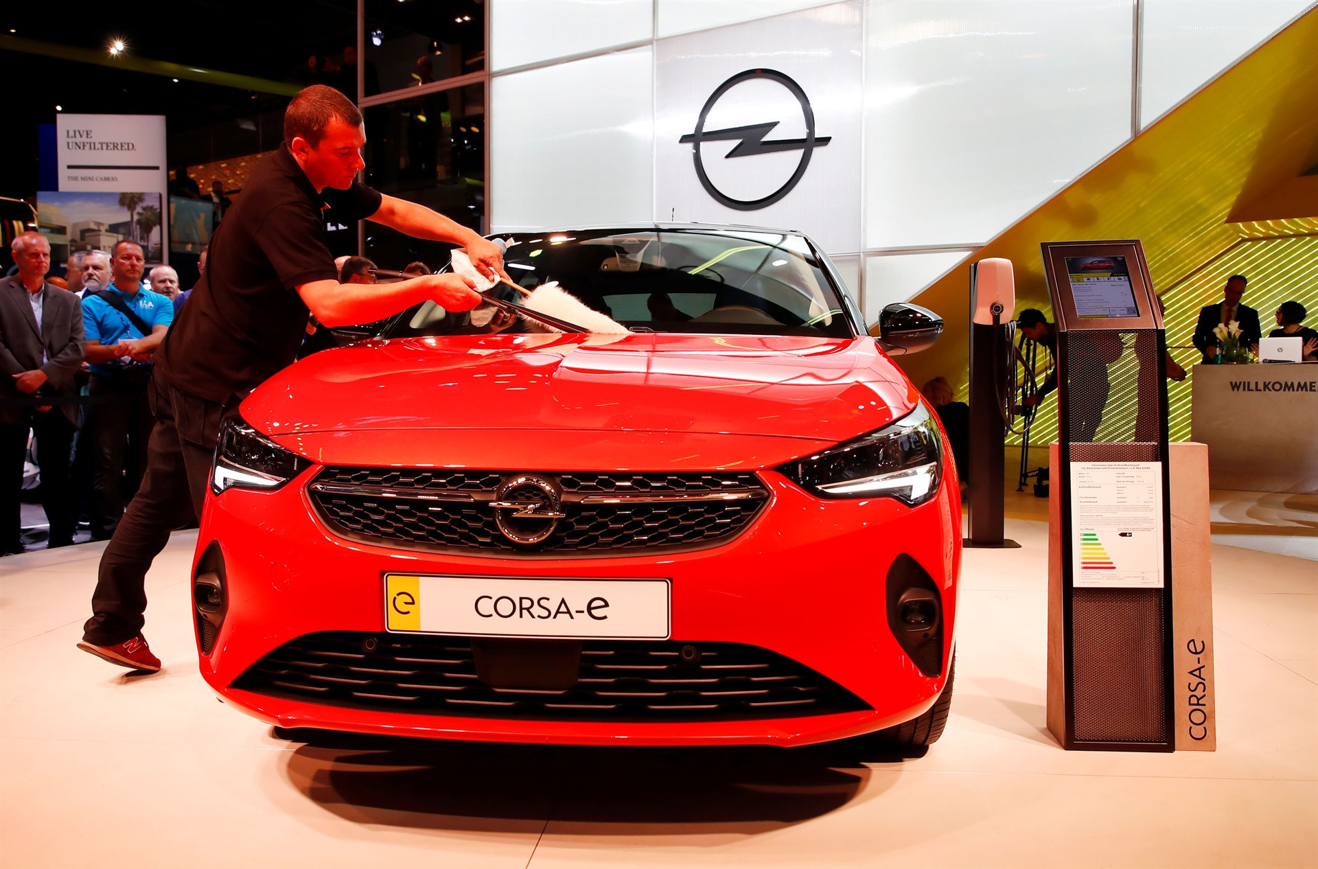 Dev fuara sayılı günler kaldı İşte yeni otomobillerin ilk görüntüleri