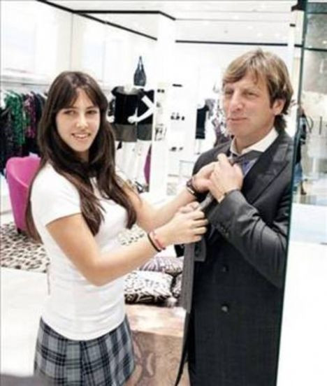 Zehra babasının boyunda