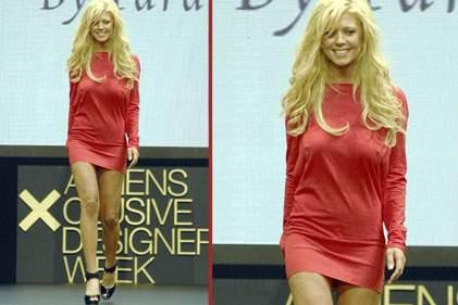 Tara Reid kendi defilesinde