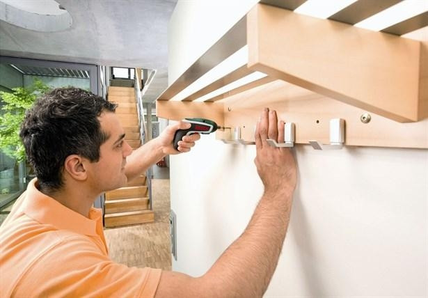 İşaret 2: Bozulmuş aletleri tamir ediyor