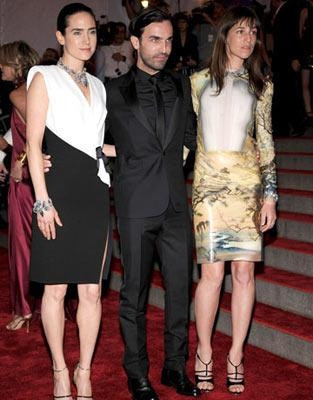 Madalyonun diğer yüzünde ise, benim diyen ünlüden daha fazla şan, şöhret sahibi olan en hakiki moda tasarımcıları var. Cristobal Balenciaganın adını duymamış bir nesil, Nicolas Ghesquierenin hiç moda eğitimi almadığından tutun da, bir vakitler Jean Paul Gaultiernin yamağı olduğuna kadar her türlü özgeçmişiçerikli bilgiyi pat diye verebiliyor size. Kendisi bu alemde bildiğiniz rock star. O yüzden, Balenciaga by Nicolas Ghesquiere Madalyonun diğer yüzünde ise, benim diyen ünlüden daha fazla şan, şöhret sahibi olan en hakiki moda tasarımcıları var. Cristobal Balenciaganın adını duymamış bir nesil, Nicolas Ghesquierenin hiç moda eğitimi almadığından tutun da, bir vakitler Jean Paul Gaultiernin yamağı olduğuna kadar her türlü özgeçmişiçerikli bilgiyi pat diye verebiliyor size. Kendisi bu alemde bildiğiniz rock star. O yüzden, Balenciaga by Nicolas Ghesquiere