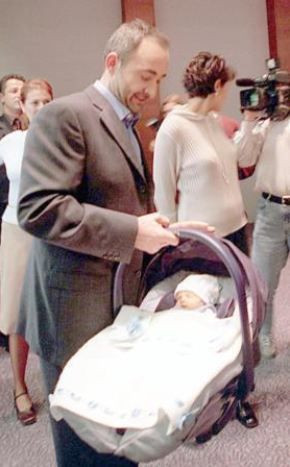 Tolgahan  Sayışman ve Almeda Abazinin kızlarından fotoğraf geldi  İlk buluşma...