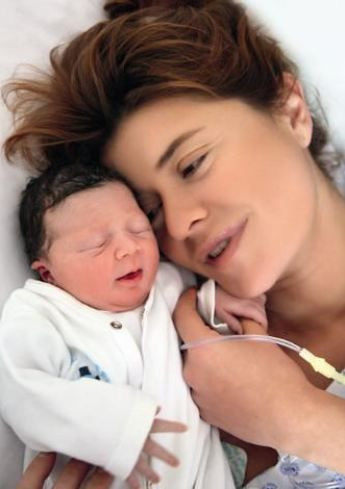 Tolgahan  Sayışman ve Almeda Abazinin kızlarından fotoğraf geldi  İlk buluşma...