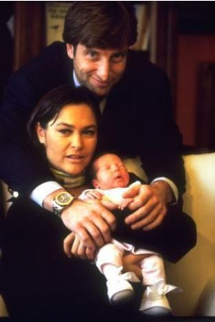 Tolgahan  Sayışman ve Almeda Abazinin kızlarından fotoğraf geldi  İlk buluşma...