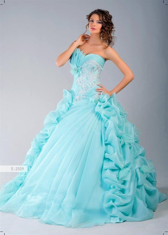 Anlam Yüklü 17 Kadın Elbisesi