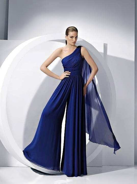 Anlam Yüklü 17 Kadın Elbisesi