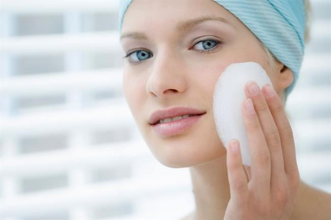 2 - Çilek, Bal ve Esmer Şekerli Sivilce Maskesi