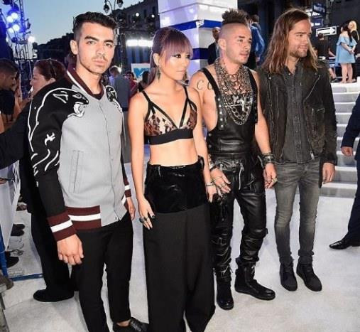 11-EN İYİ YENİ SANATÇI