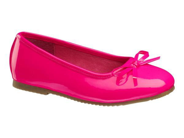 Deichmann, yaz aylarının vazgeçilmezi hasırlar, parmak arası sandaletler, sezonun hit renkleriyle bütünleşen koleksiyon ile karşımıza çıkıyor. Oscar’lı yıldız Halle Berry’nin “ I love these shoes” sloganıyla tasarladığı ayakkabı ve çanta koleksiyonu her tarzdaki kadının kalbini fethetmeye yetiyor. Sezonun anahtar parçaları arasında yer alan pastel renkli dolgu topuklar ise günlük hayatı adeta kolaylaştıracağa benziyor.Moda Kanalları Editörü: Duygu ÇELİKKOL