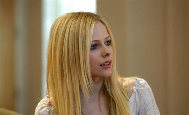 Ünlü rock yıldızı Avril Lavigne’ın markası olan “Abbey Down” ismini ünlü yıldızın çocukluk lakabından alıyor. “Abbey Down” markası genel hatları ile neon pembe ve siyah renklerden ve çılgın desenlerden oluşan bir “okula dönüş” koleksiyonu. Avril Lavigne’ın 2009 yılında çıkardığı “Black Star” isimli bir de parfümü bulunmakta. Yazan & Derleyen: İrem Peçel