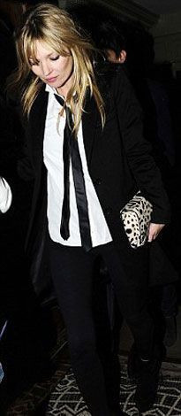 Kravat kırmızı halıda