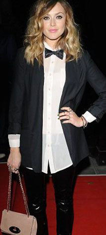 Kravat kırmızı halıda