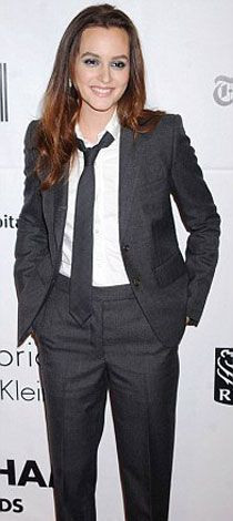 Kravat kırmızı halıda