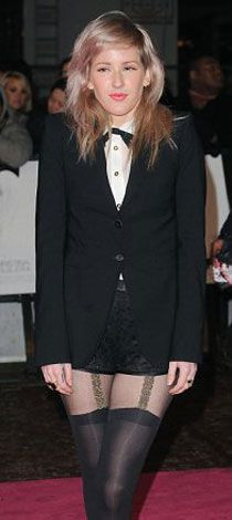 Kravat kırmızı halıda