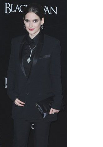 Kravat kırmızı halıda