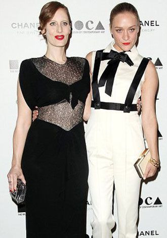 Kravat kırmızı halıda