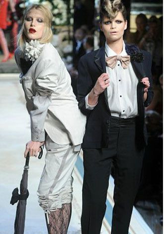 Kravat kırmızı halıda