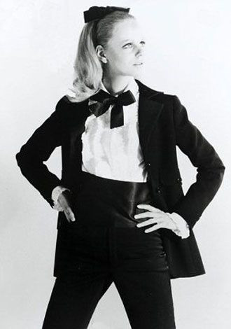 Kravat kırmızı halıda