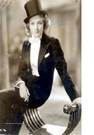 Kravat kırmızı halıda