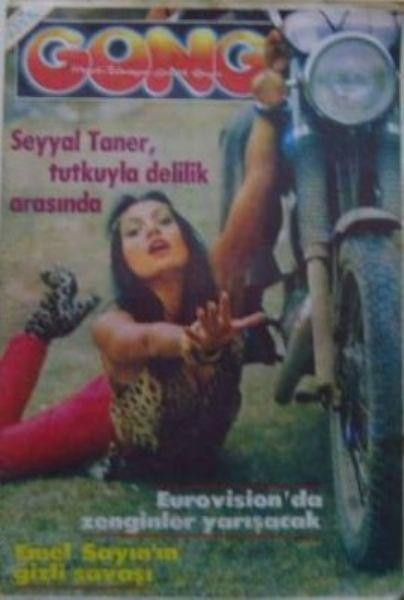 Efsane şarkıcılardan erotik pozlar