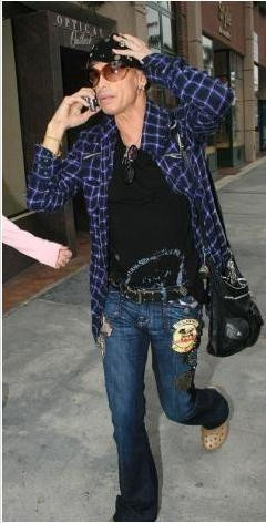 Steven Tyler, ağrı kesici ve uyku ilaçlarına bağımlılığı yüzünden tedavi gördü.Kafein bağımlısı ünlüler