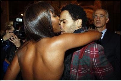 Manken Naomi Campbell narkotik bağımlılığı yüzünden tedavi gördüKafein bağımlısı ünlüler