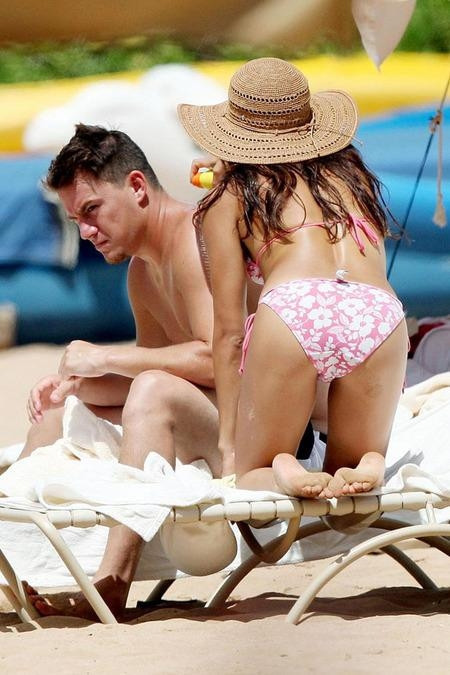 Jenna Dewan bikinisiyle nefes kesti