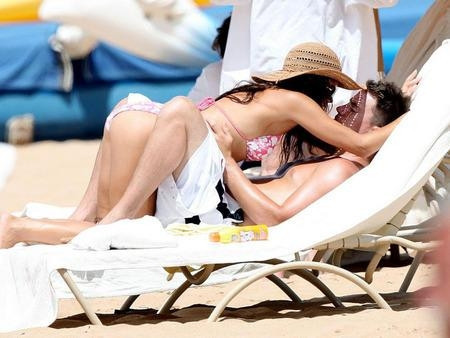 Jenna Dewan bikinisiyle nefes kesti