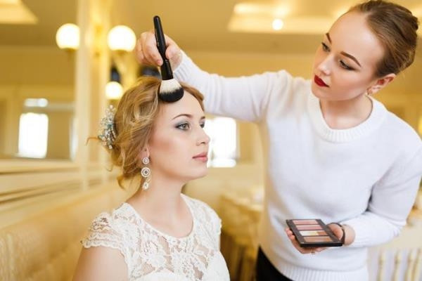 6. Yeni bir trendi denemek yerine tercihin klasik makyajdan yana olsun