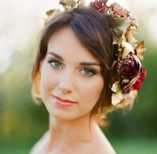 9. Gelinliğine ve düğün yerine uygun bir makyaj seç.